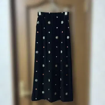 블랙 자수 롱 스커트