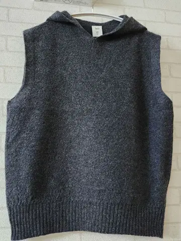 SO 후드 부착 부클 니트 베스트 다크 그레이