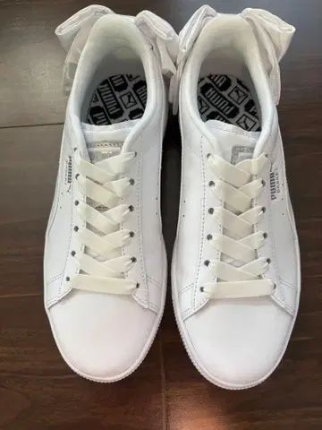 PUMA 화이트 리본 포함 스니커즈