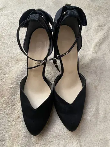 블랙 앵클 스트랩 스틸레토 하이힐