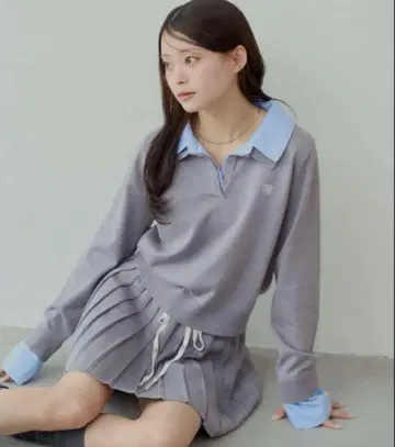 Chico 자수 장식 카라 부착 폴로 니트 그레이