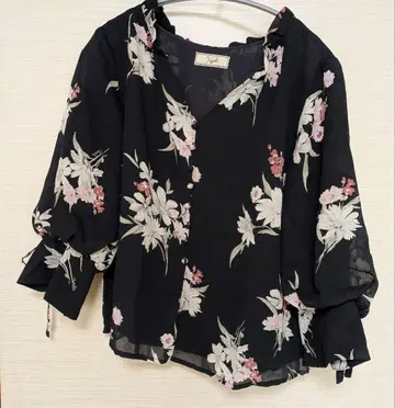 꽃무늬 셋업 7부 소매 블라우스, 미디 스커트 블랙