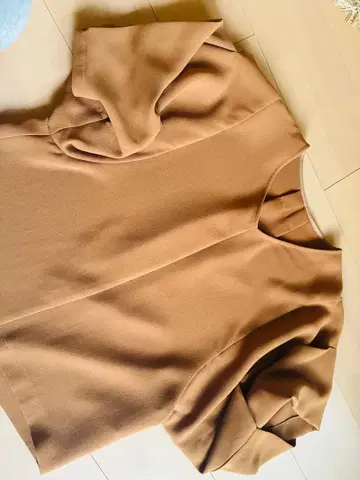 브라운 반팔 상의