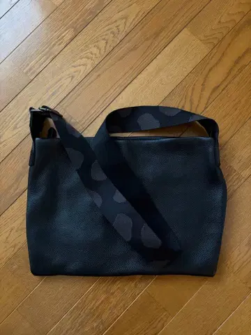 이아파피요네 도트 숄더 가죽 백