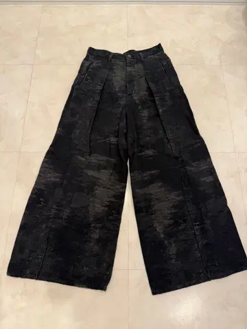 TAARK 블랙 와이드 팬츠 앞 턱 포함