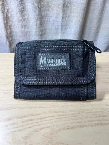 새상품급 MAGFORCE 블랙 3단 폴더형 지갑
