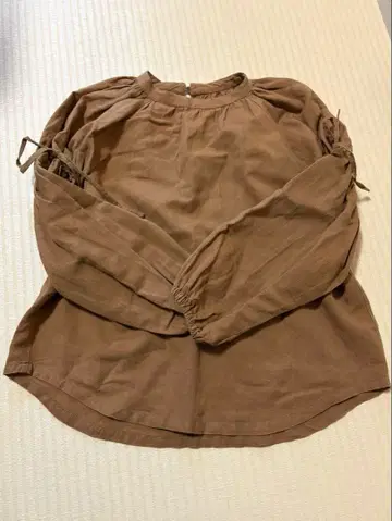 Pur 이케다 이즈미 소매 볼륨 블라우스 카멜