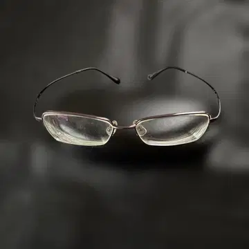 실버 직사각형 프레임 안경 케이스 포함