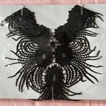 장식 옷깃 멜렛 레이스 플라워 모티프 비브 목걸이