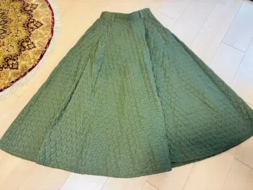 올리브 그린 퀼팅 플레어 롱 스커트