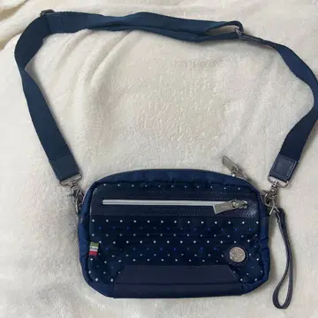 네이비 도트 무늬 바디백