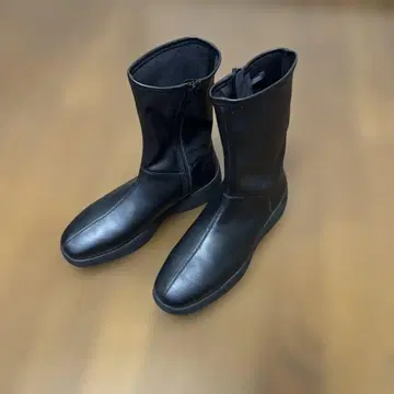 유니클로 C 지퍼 달린 블랙 부츠