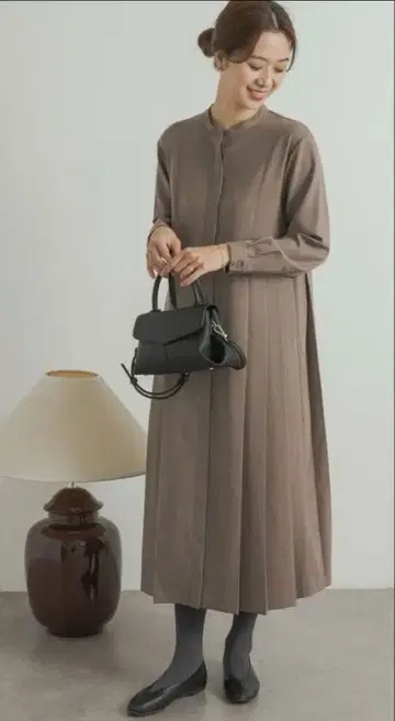 미사용 어반 리서치 사이드 플리츠 절개 원피스 베이지