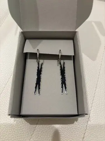 새상품급 르세라핌 로고 귀걸이