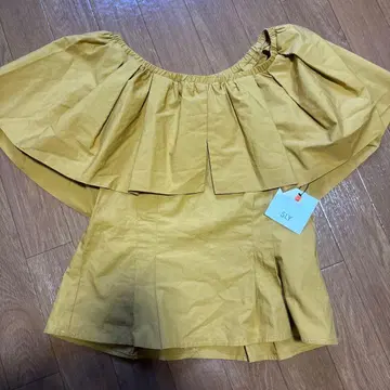 [ 새상품 ] 프릴 달린 오프숄더