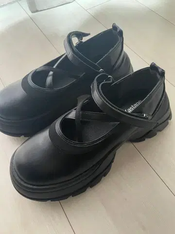 kastane 크로스 스트랩 신발