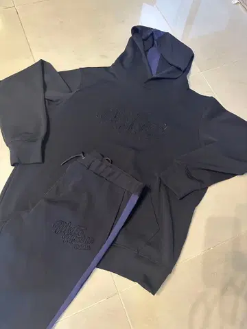 무타(Muta) 엠보싱 스무스 종이상자 풀 파카 리브 팬츠 셋업