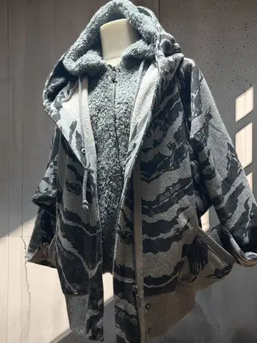 HEAVEN AND EARTH 헤븐앤어스 제브라 보아 안감 후드티