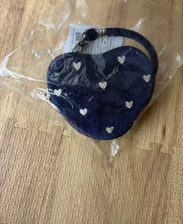 [ 새상품 ] 페이 라브러리 하트 하트형 파우치 네이비