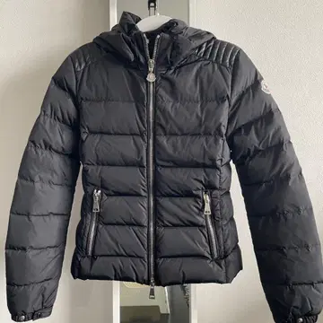 MONCLER 후드 부착 블랙 다운 자켓