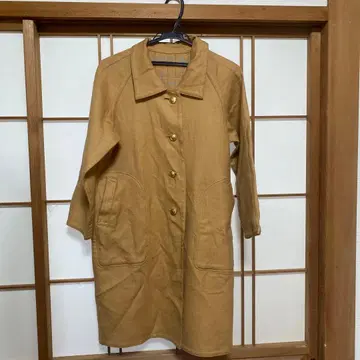 베이지 트렌치코트 버튼 포함