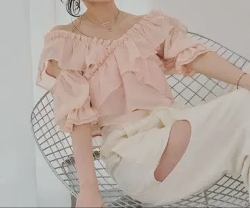 Chico 시어 플라워 숄더 슬릿 프릴 블라우스