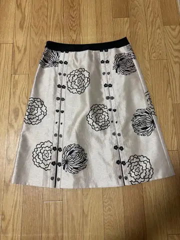 새상품급 TO BE CHIC 꽃무늬 박스 스커트