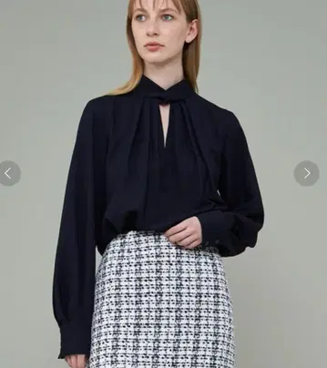 [ 새상품급 ] 에스트네이션/백 새틴 조젯 스탠드 카라 블라우스 네이비