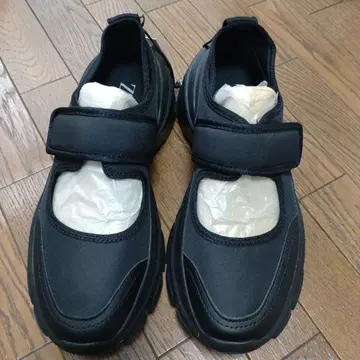 ZARA 블랙 스니커즈 38 사이즈 벨크로