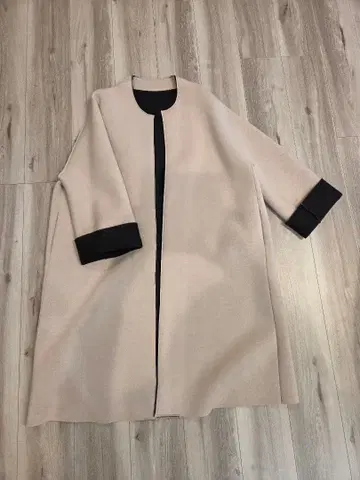 베이지와 블랙의 롱 코트