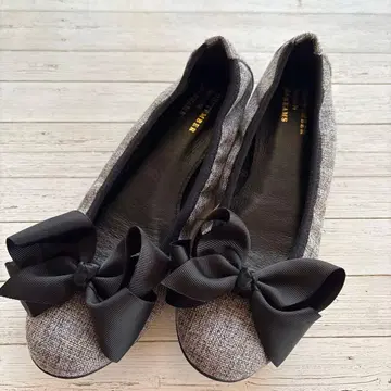 리본 포함 그레이 계열 플랫슈즈