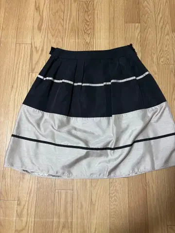 새상품급 플레어 스커트 네이비 실버