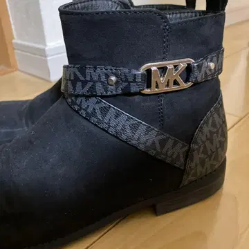 마이클코어스 MK 로고 지퍼 부츠 23.5