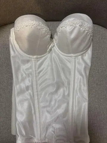 화이트 스트랩리스 코르셋 B70