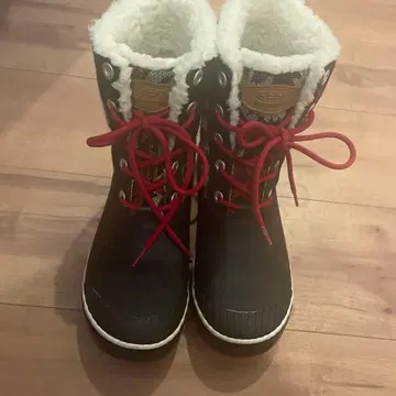 Keen 블랙/레드 체크 무늬 부츠