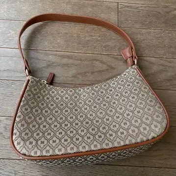 MOUSSY 모노그램 미니 호보 백