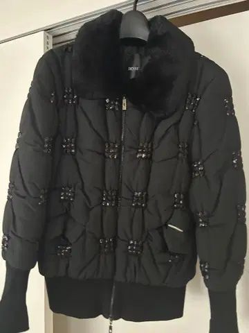 DENNY 비즈 장식 블랙 다운 자켓