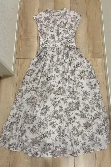 Noela 꽃무늬 리본 포함 맥시 길이 슬리브리스 원피스