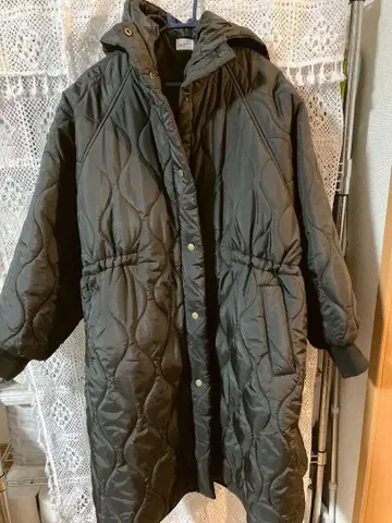 IROHANI 드로스트 퀼팅 코트 블랙