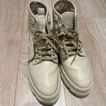 ZARA 크림색 하이컷 부츠 합성 피혁