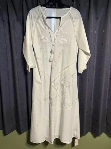 자수 장식 화이트 맥시 원피스