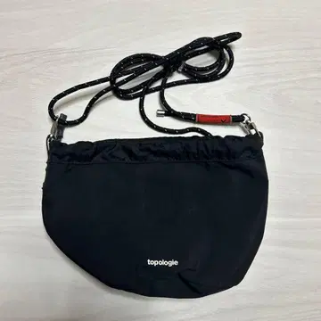 topologie 블랙 컬러 가방