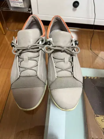 그레이 로우 컷 스니커즈