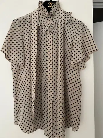 LOULOU 도트 반팔 블라우스 베이지