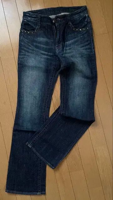 스터드 장식 다크 블루 데님 팬츠