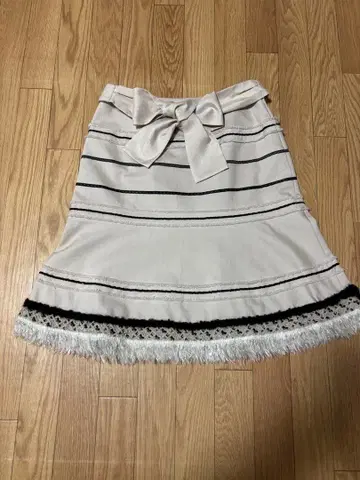 새상품급 TO BE CHIC 스트라이프 플레어 스커트 리본 포함