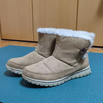 퍼 달린 베이지 스웨이드 숏부츠