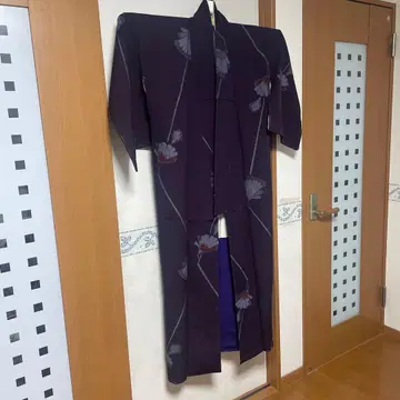 여성 보라색 꽃무늬 기모노