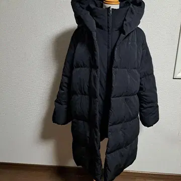 이카 블랙 후드 부착 다운 자켓