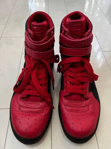 푸마 레드 블랙 하이컷 스니커즈